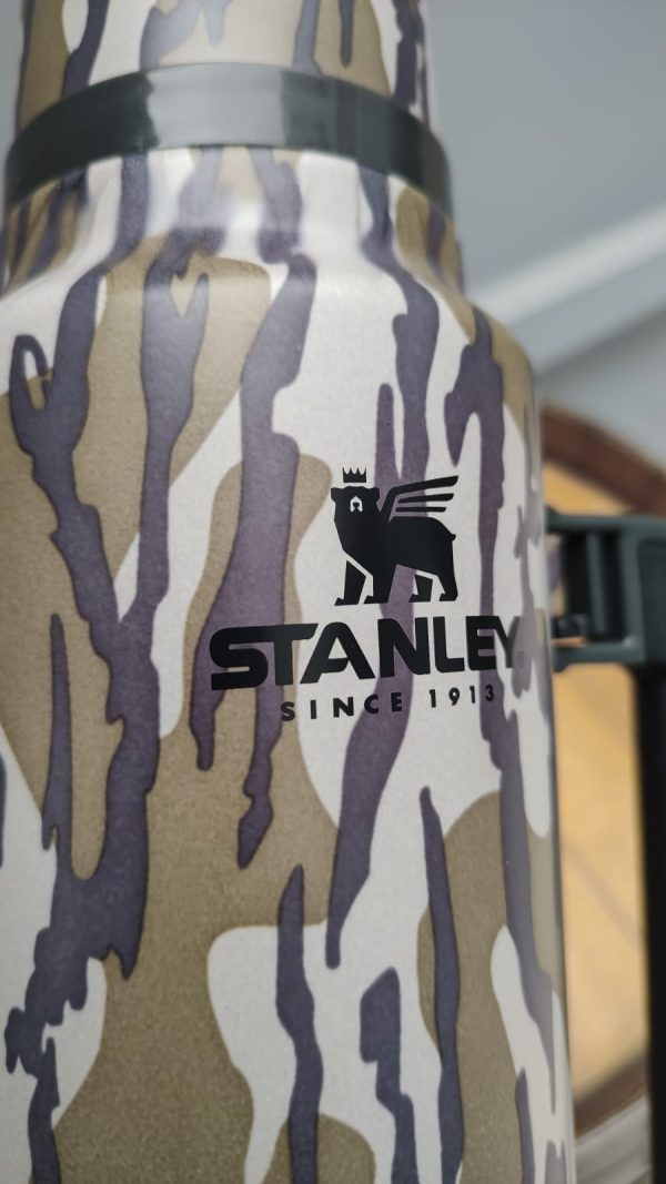 Termo Stanley Bottomland Camuflado Classic 1.4 Litros - Imagen 2